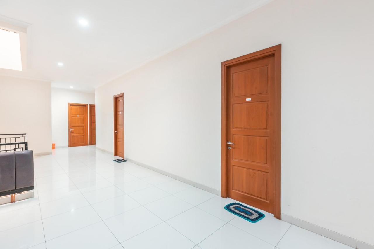 RedDoorz near Universitas Esa Unggul Bekasi Harapan Indah Bagian luar foto