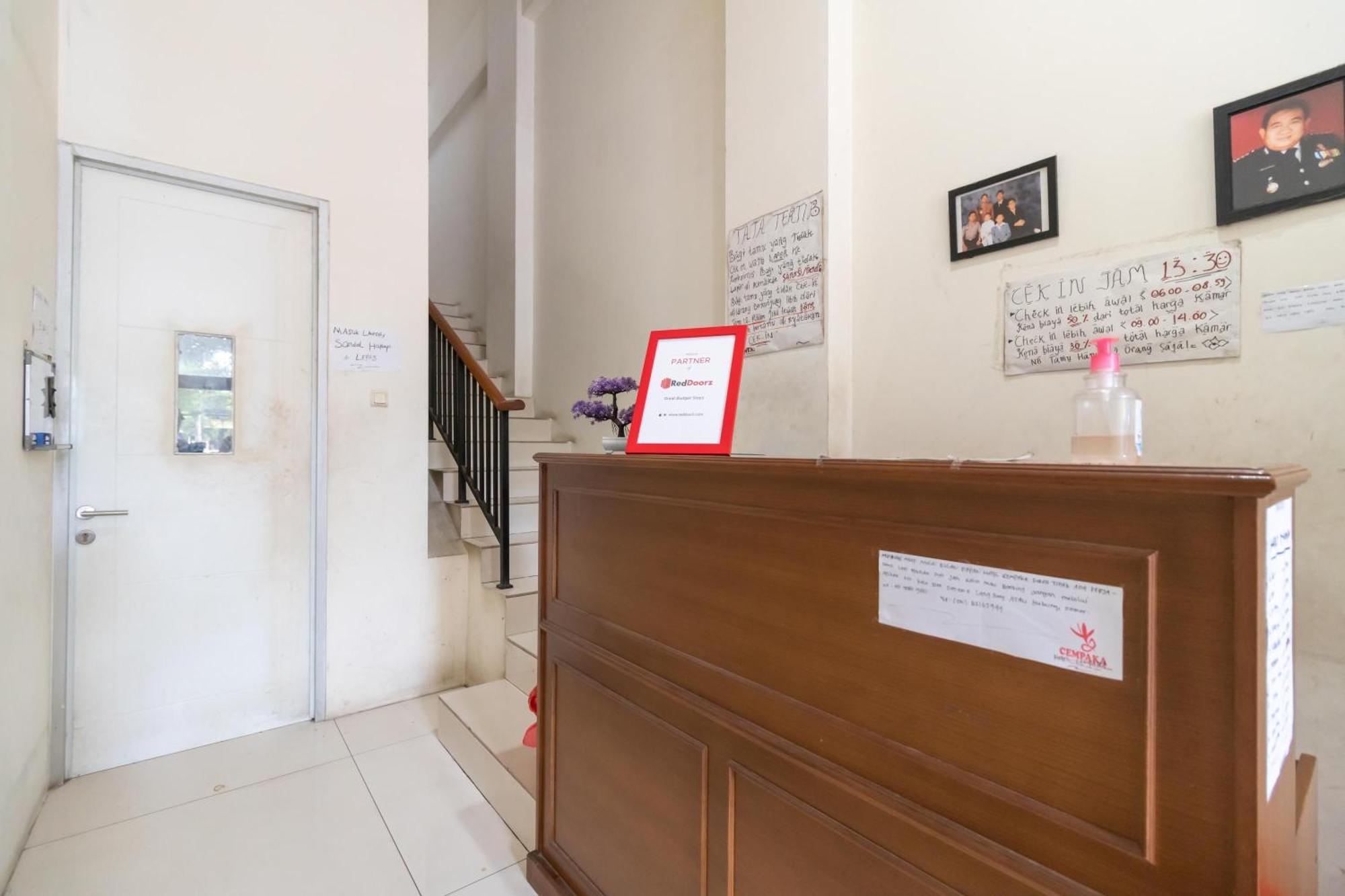RedDoorz near Universitas Esa Unggul Bekasi Harapan Indah Bagian luar foto
