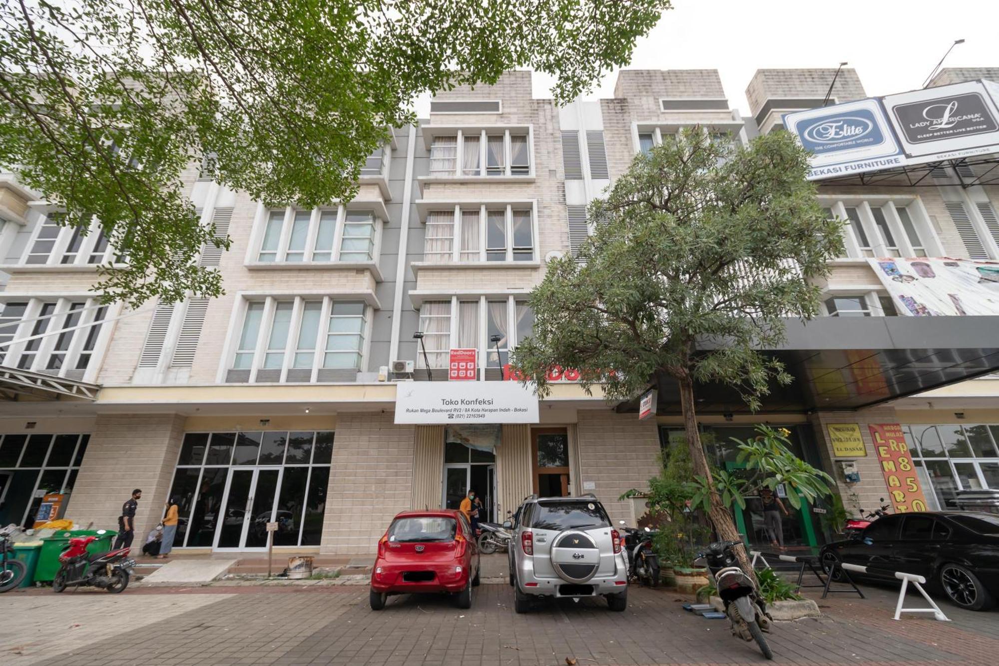 RedDoorz near Universitas Esa Unggul Bekasi Harapan Indah Bagian luar foto