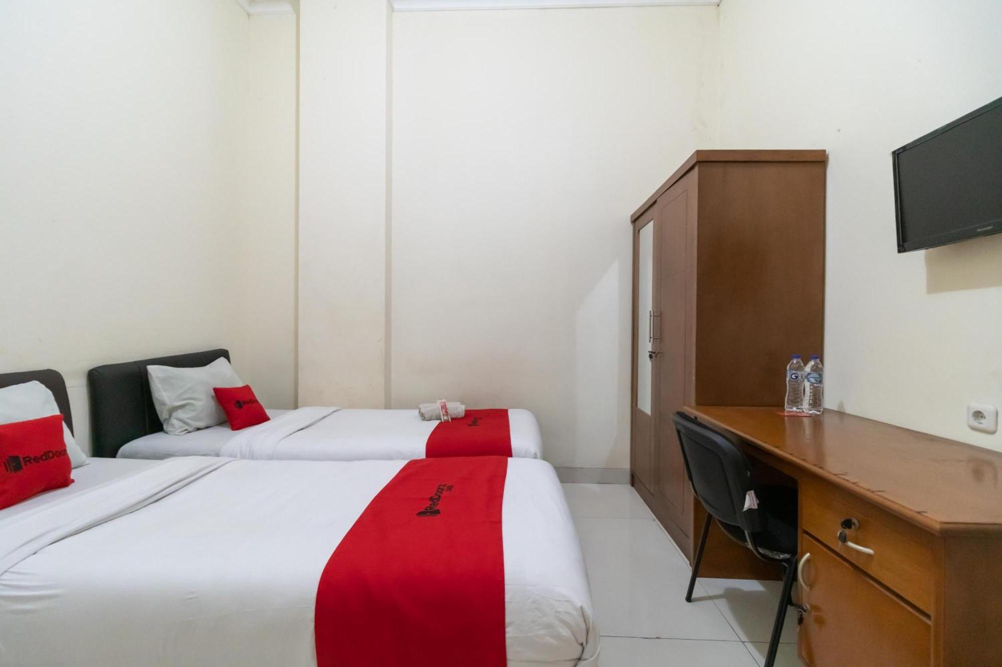 RedDoorz near Universitas Esa Unggul Bekasi Harapan Indah Bagian luar foto