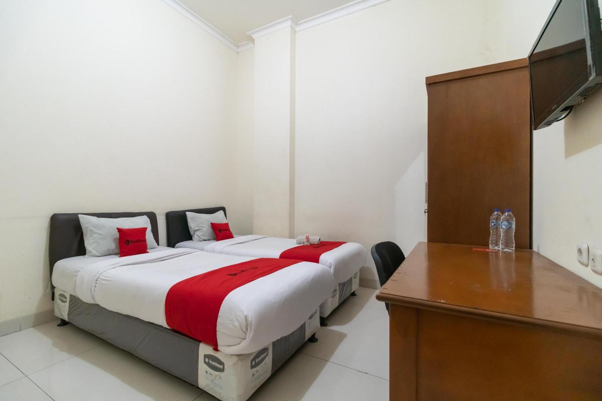 RedDoorz near Universitas Esa Unggul Bekasi Harapan Indah Bagian luar foto
