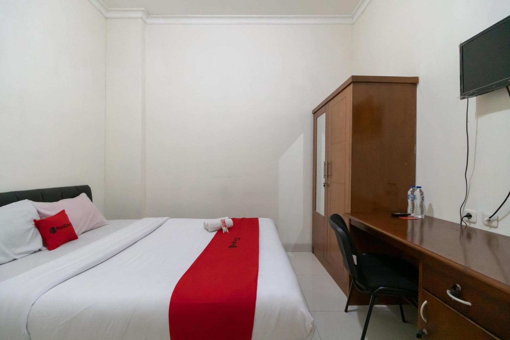 RedDoorz near Universitas Esa Unggul Bekasi Harapan Indah Bagian luar foto