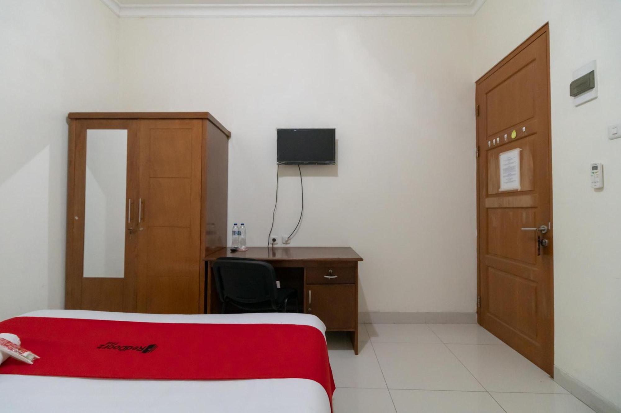 RedDoorz near Universitas Esa Unggul Bekasi Harapan Indah Bagian luar foto