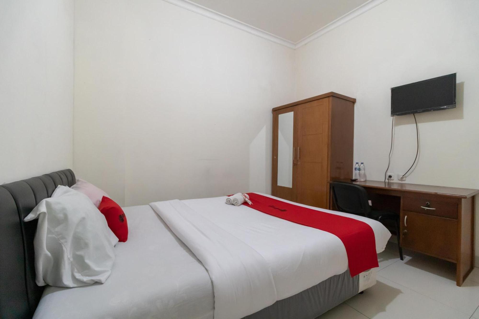 RedDoorz near Universitas Esa Unggul Bekasi Harapan Indah Bagian luar foto