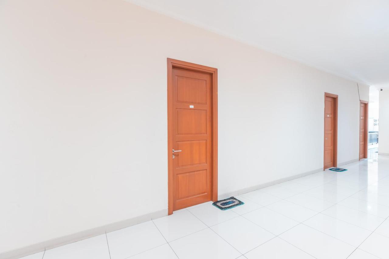 RedDoorz near Universitas Esa Unggul Bekasi Harapan Indah Bagian luar foto